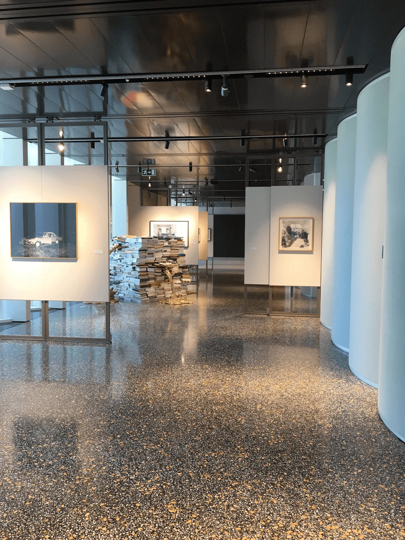 pavimento contínuo em terrazzo MCC em edifício de escritórios na zona de Lisboa, Portugal. / continuous terrazzo MCC flooring in na office building in Lisbon, Portugal.
