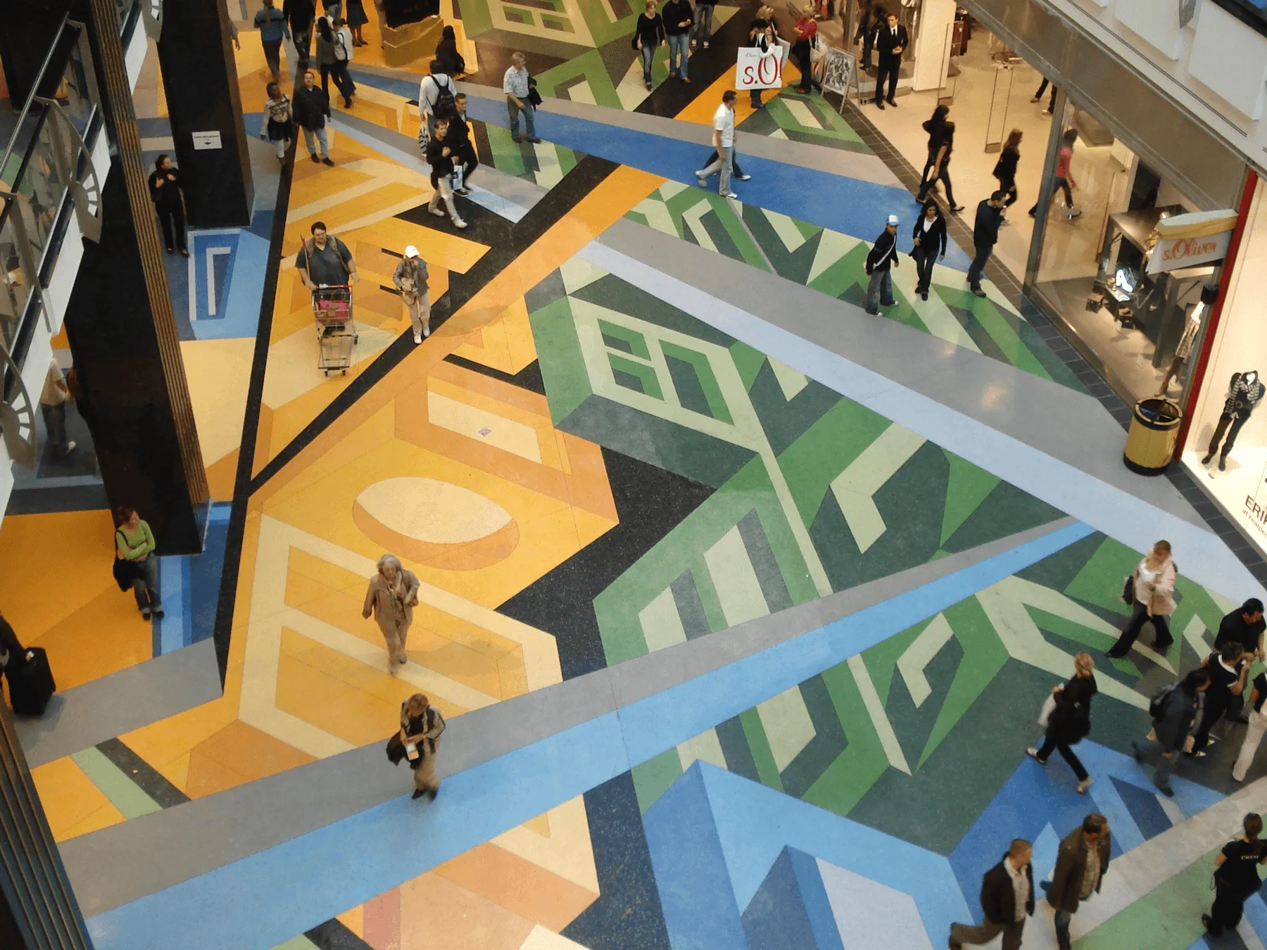 padrão exclusivo realizado com a técnica de terrazzo em pavimento de centro comercial. / exclusive pattern using the terrazzo technique on a shopping center floor.
