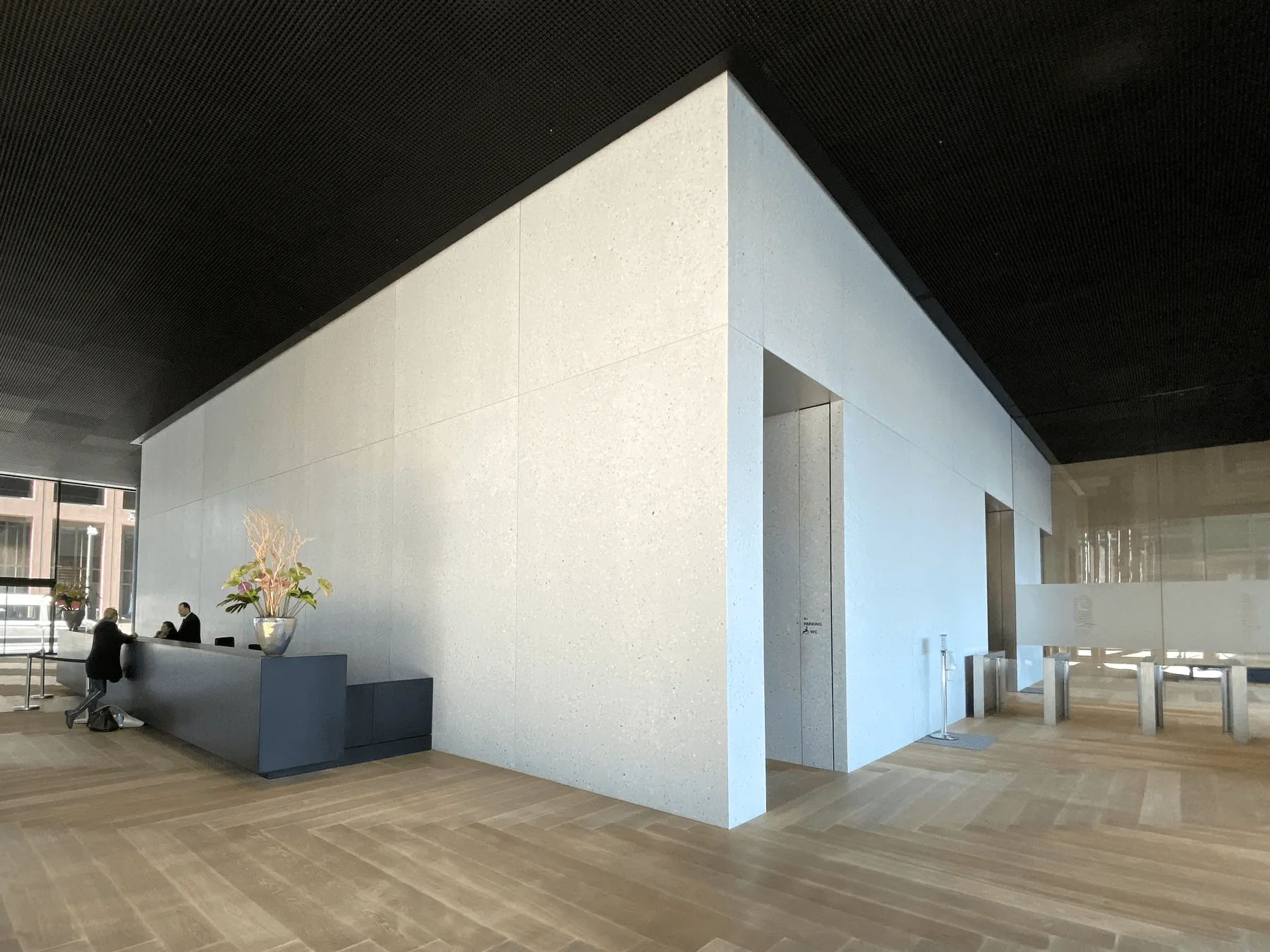 Revestimento de paredes de grande dimensão com terrazzo no edifício de escritórios Omniturm em Frankfurt, Alemanha. / large-scale terrazzo panels for wall cladding in the Omniturm office building in Frankfurt, Germany.
