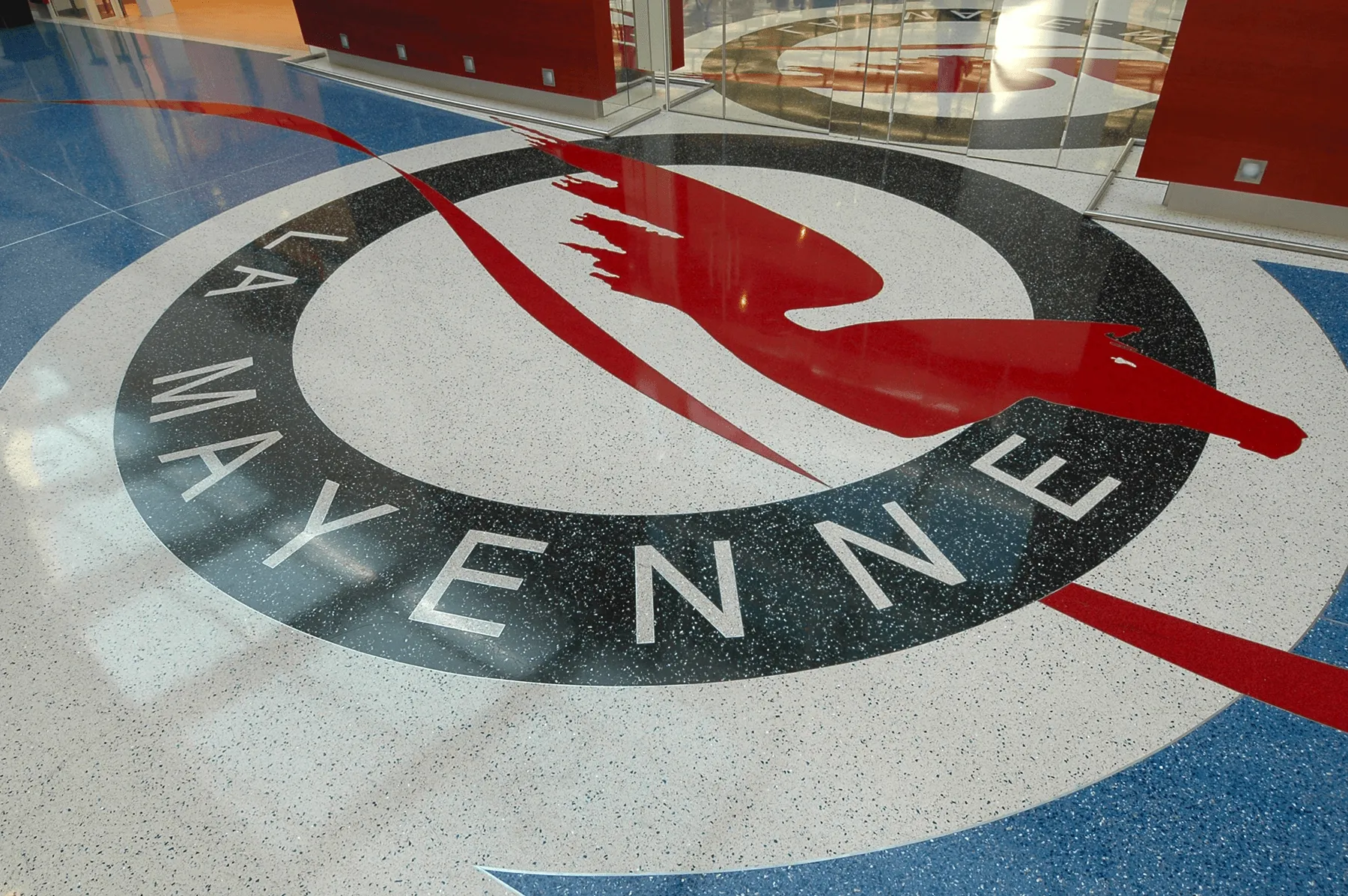 inserção de logotipo de marca em pavimento de loja com a técnica de terrazzo. / placing of a brand logo into a store floor using the terrazzo technique.
