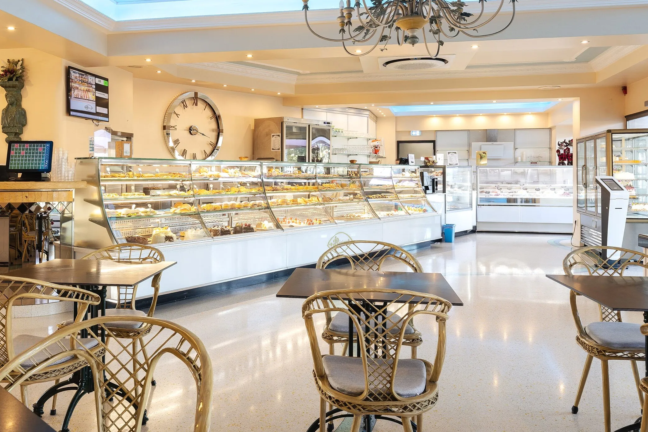 utilização de pavimentos terrazzo em padarias e pastelarias para um resultado bonito e eficaz. / use of terrazzo floors in bakeries and pastry shops for a beautiful and effective result.
