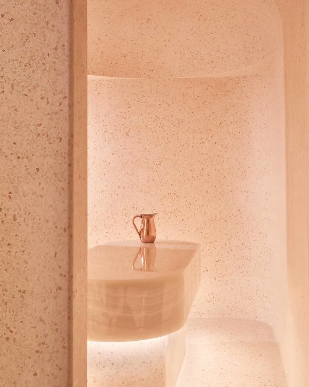revestimento total em terrazzo MCC de pavimentos e paredes curvas em SPA’s e hammam’s / unique terrazzo MCC coating of floors and curved walls in SPA’s and Hammam’s.
