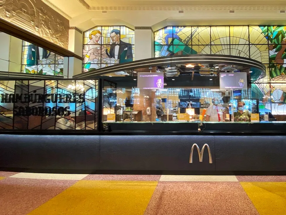 pavimentos terrazzo eficazes em restaurantes franchising / terrazzo floors with effective uses in franchise restaurants.

