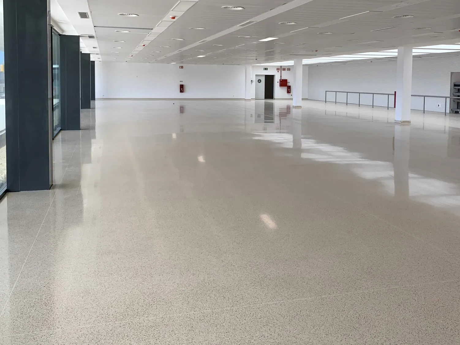 os pavimentos terrazzos são de fácil manutenção e limpeza eficaz, na utilização em laboratórios e edifícios de saúde / terrazzo floors are easy to maintain and clean for use in laboratories and healthcare buildings.
