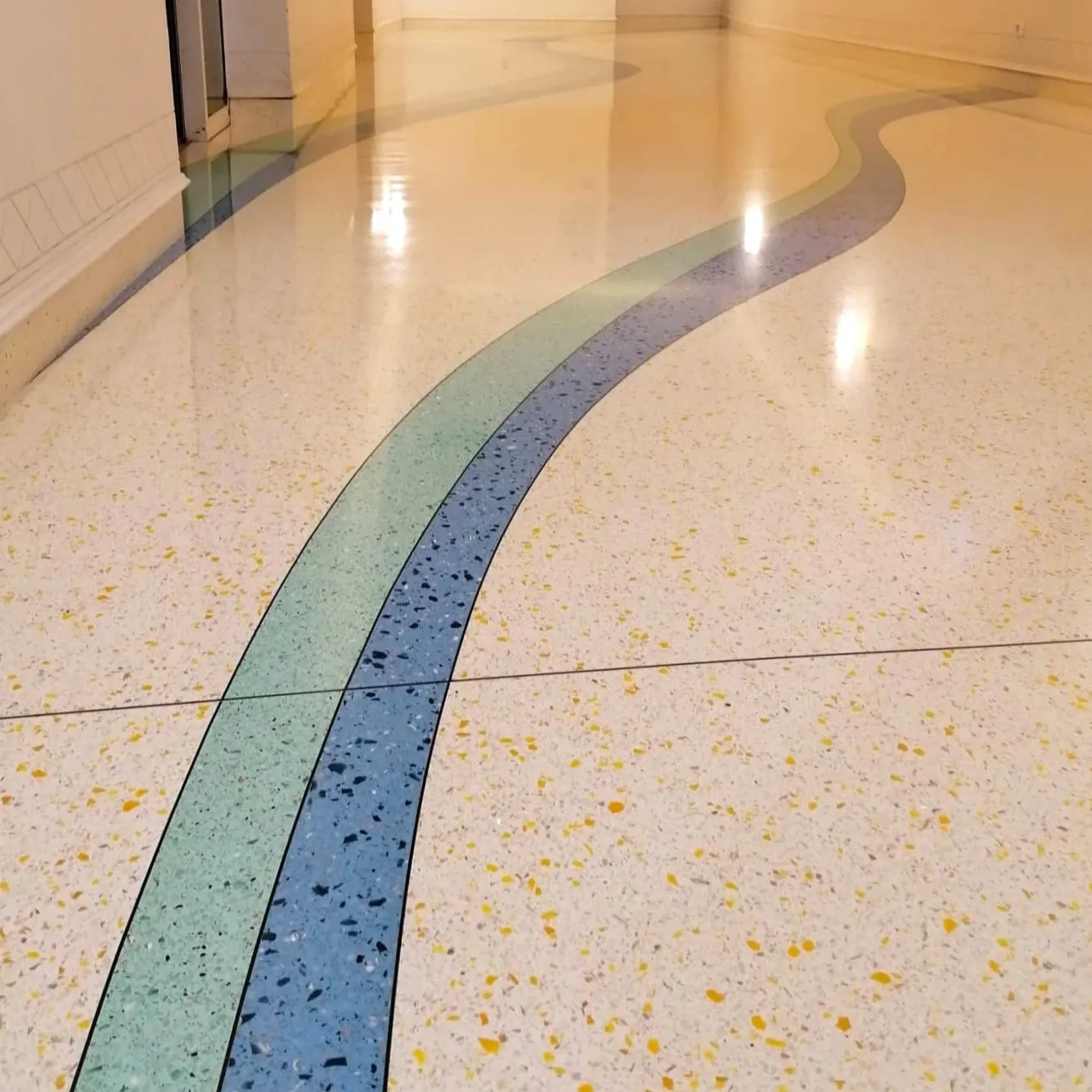  o terrazzo tem características ideais de limpeza e manutenção em espaços de saúde. / the terrazzo system has ideal characteristics for cleaning and maintenance in healthcare spaces.

