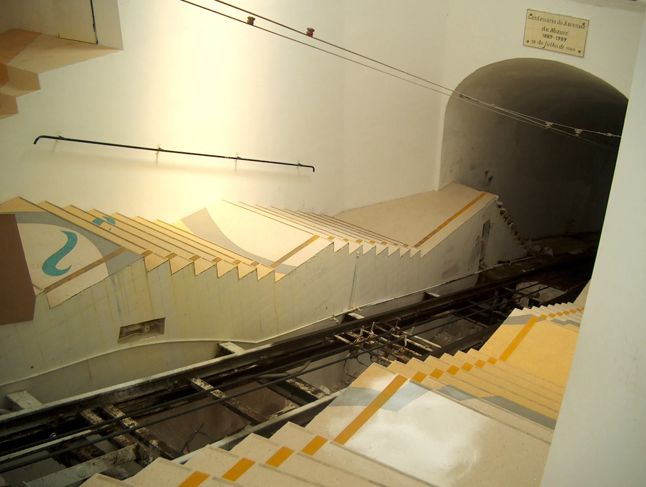revestimento terrazzo no interior ou exterior para pavimentos e escadas. / indoor or outdoor terrazzo cladding for floors and stairs.
