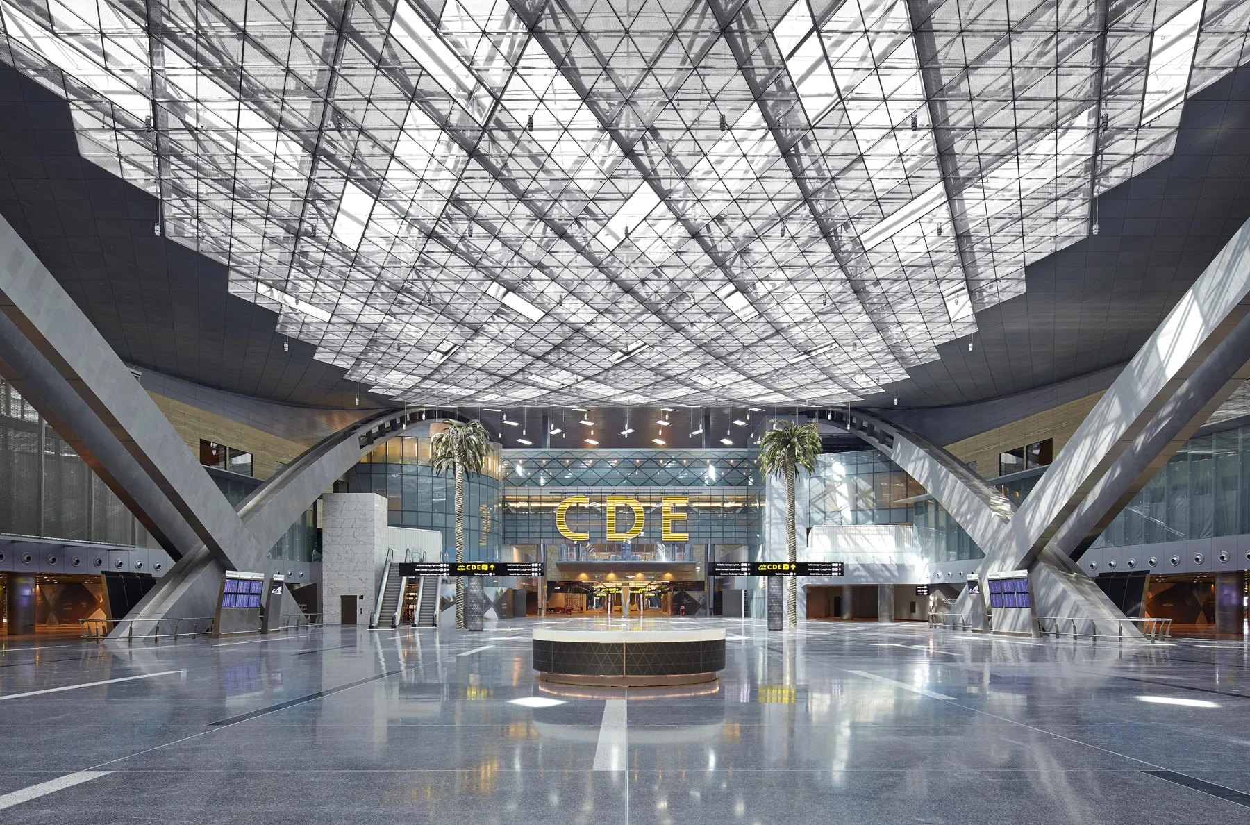 revestimento em terrazzo epoxy de áreas amplas em aeroportos, a nível nacional e internacional / epoxy terrazzo coating of large areas in airports, nationally and internationally.
