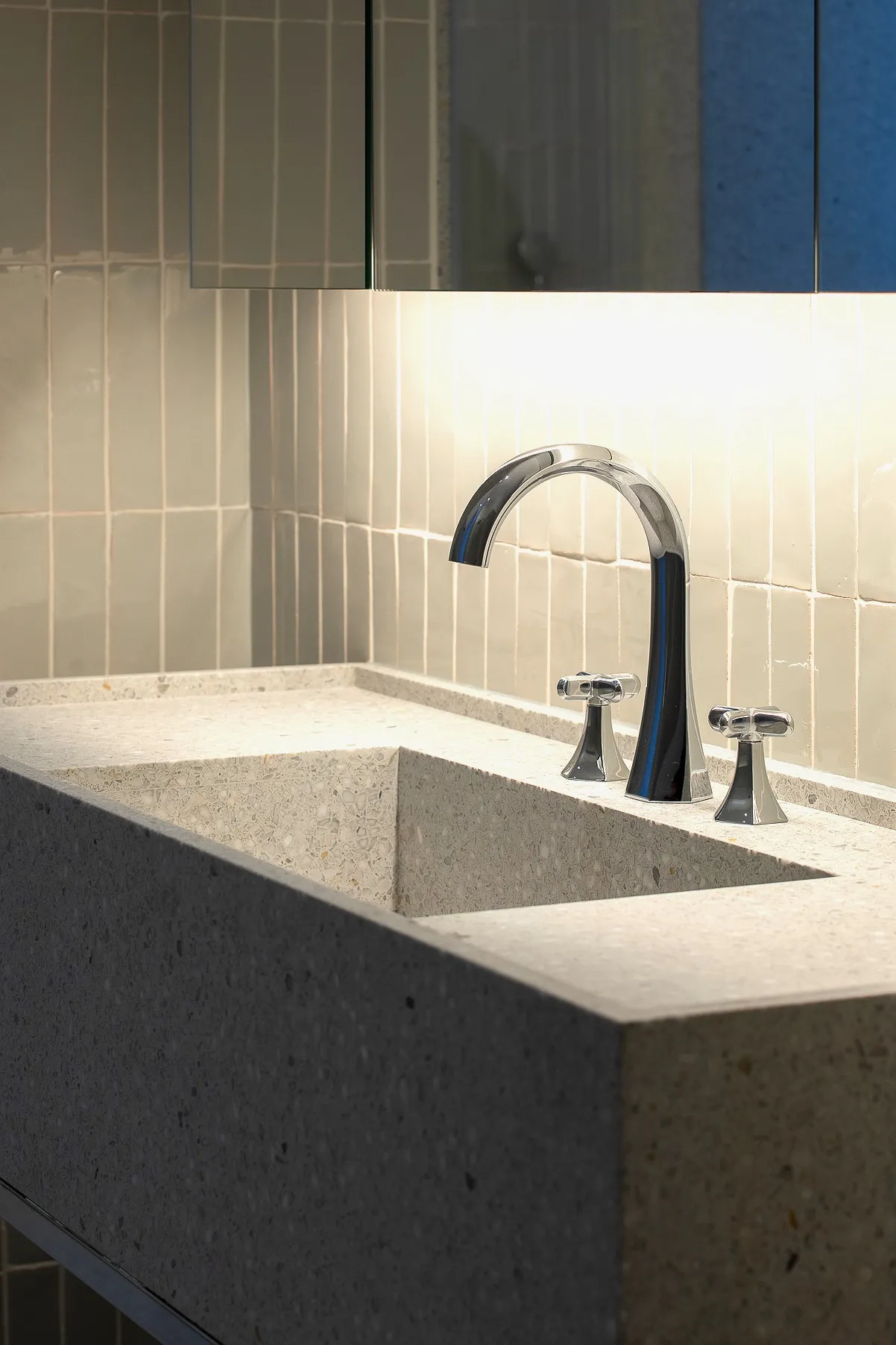 lavatórios produzidos à medida, em todas as dimensões e com qualquer solução de terrazzo. / washbasins made to measure, in all sizes and with any terrazzo solution.

