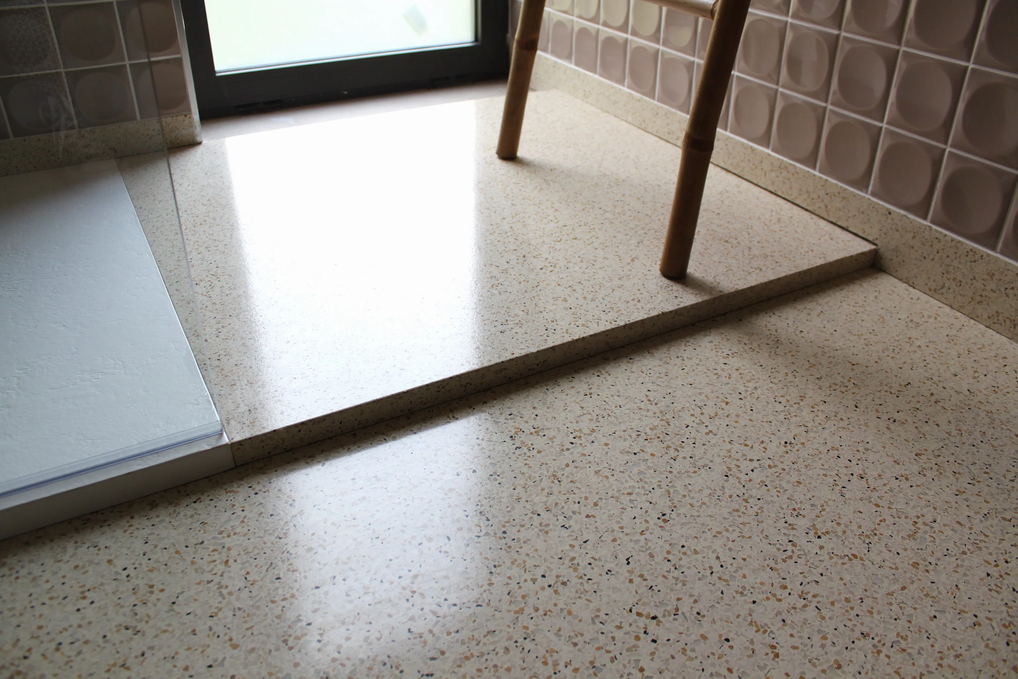 revestimentos terrazzo em zonas húmidas, como casas-de-banho, banheiras e duches. / terrazzo coverings in wet areas such as bathrooms, bathtubs and showers.
