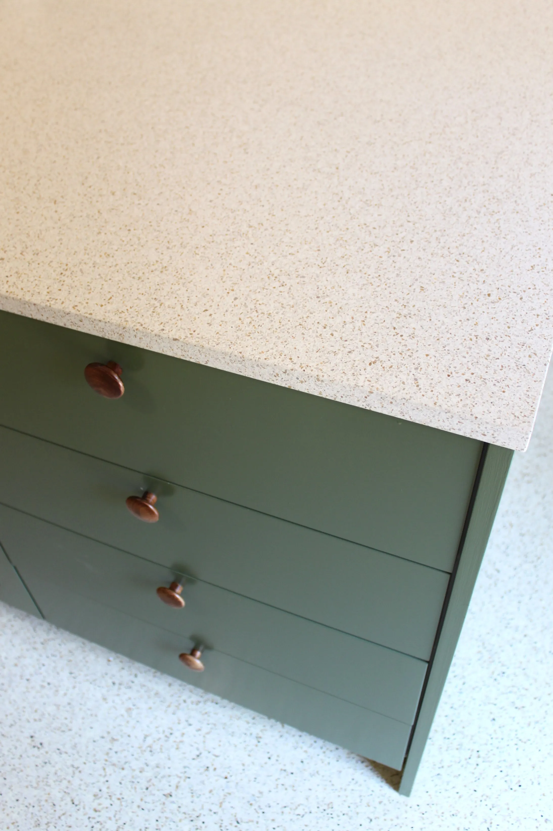 pré-fabricados em terrazzo para cozinhas e casas-de-banho. / prefabricated terrazzo elements for kitchens and bathrooms.
