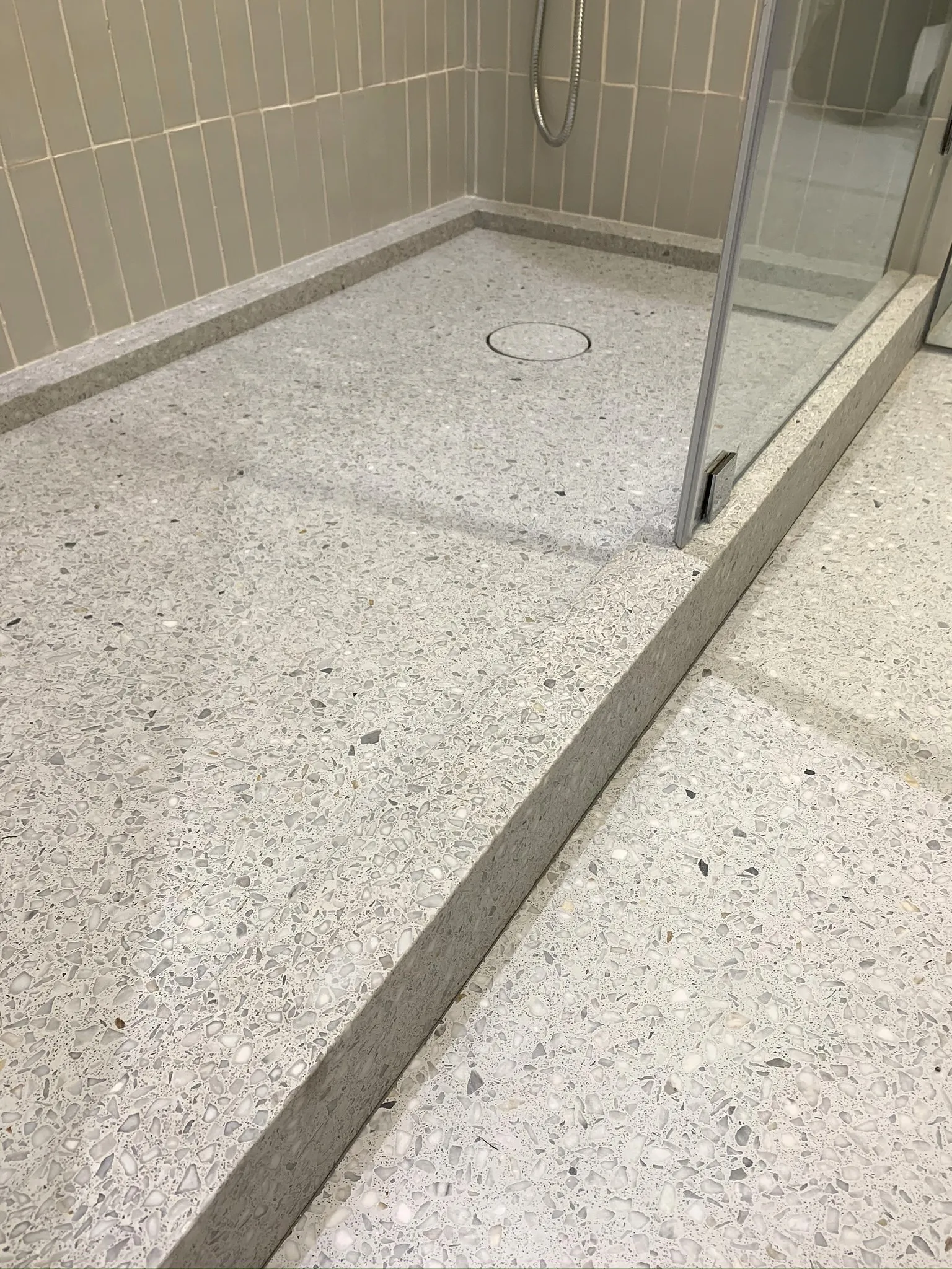 pavimento e base de duche em terrazzo com todos os detalhes de projeto / terrazzo floor and shower tray with all the architecture project details.
