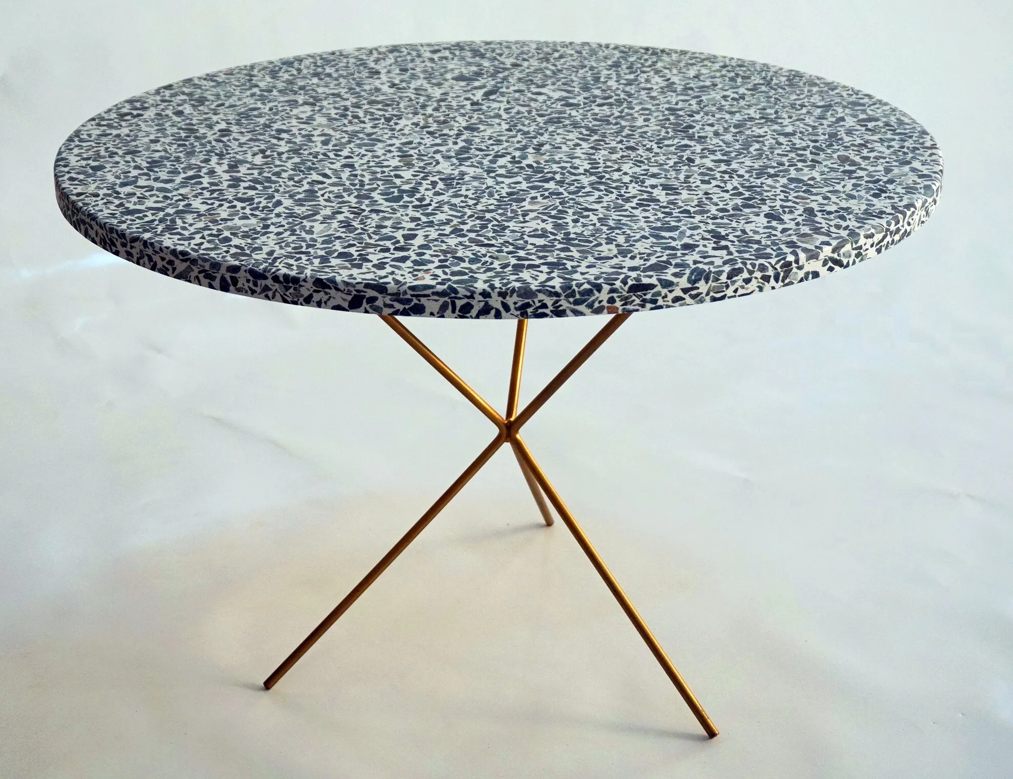 produção de todo o tipo de superfície pré-fabricada em terrazzo, para interior e exterior. / production of all types of prefabricated terrazzo surfaces, for interior and exterior use.
