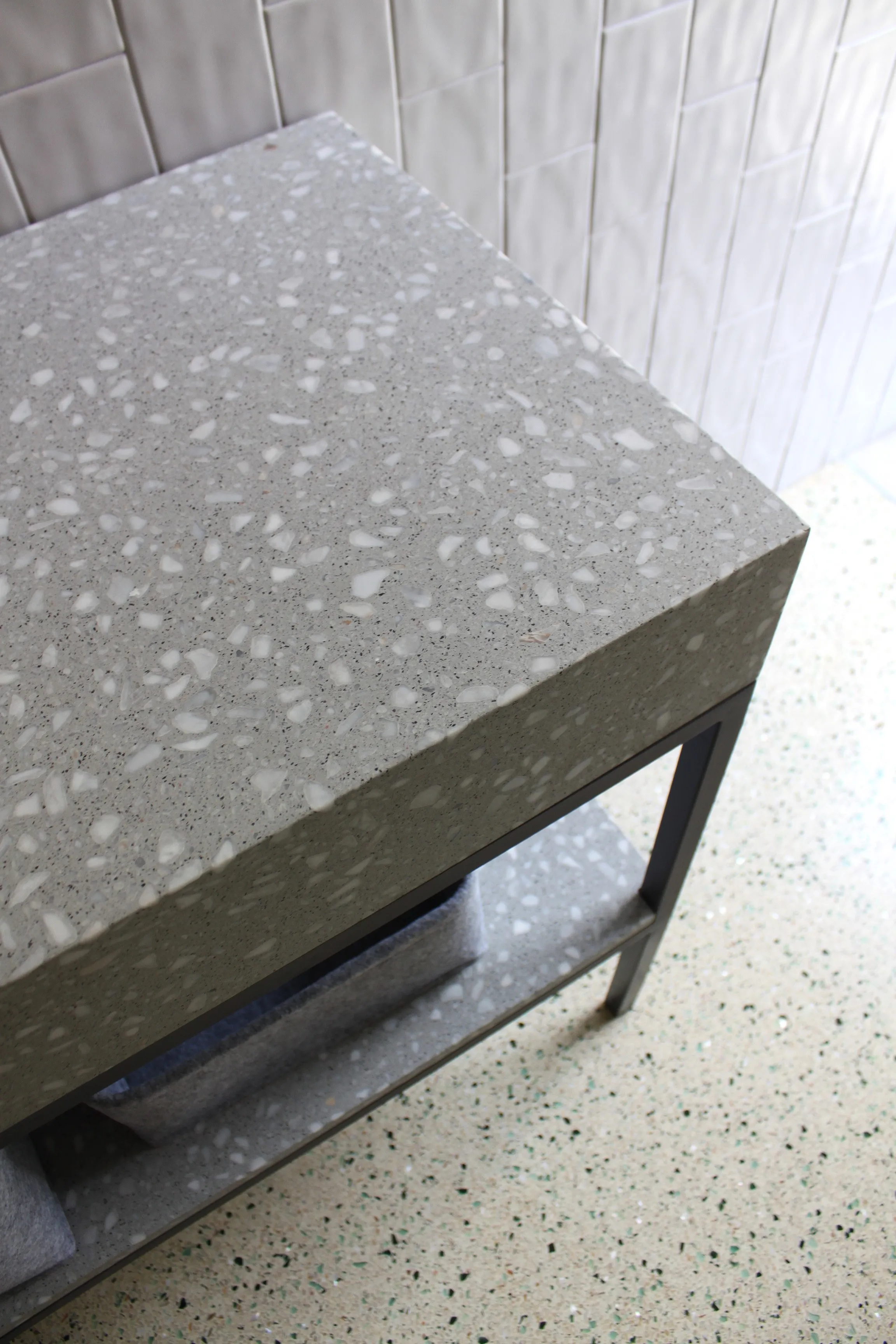 pavimentos e tampos em terrazzo, com amostras personalizáveis. / terrazzo floors and countertops, in any customizable sample.
