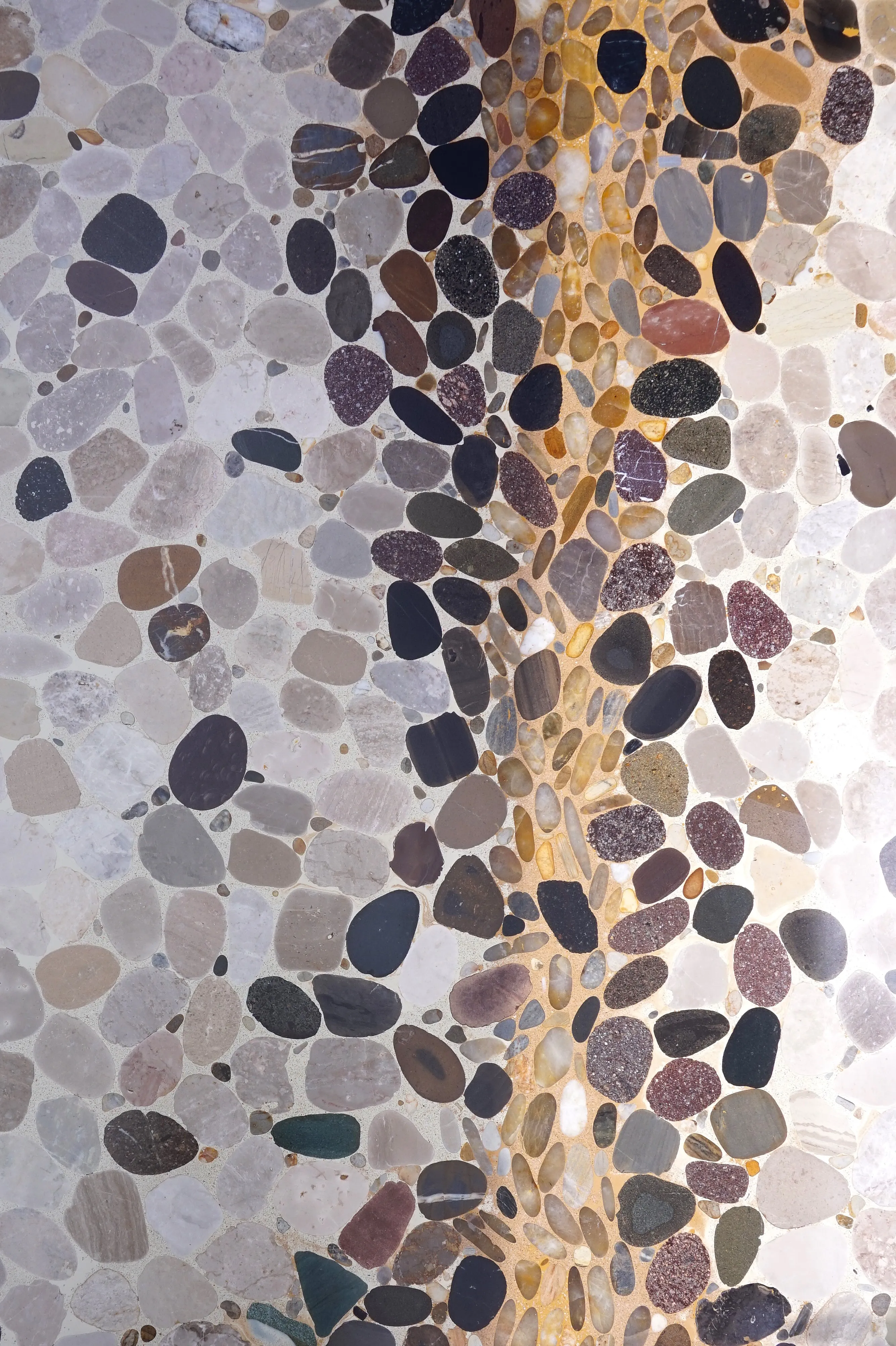 pavimento em terrazzo cimentício com estereotomia exclusiva através da utilização de pedra e seixo natural de rio / cement terrazzo flooring with a unique stereotomy using stone and natural river pebbles.
