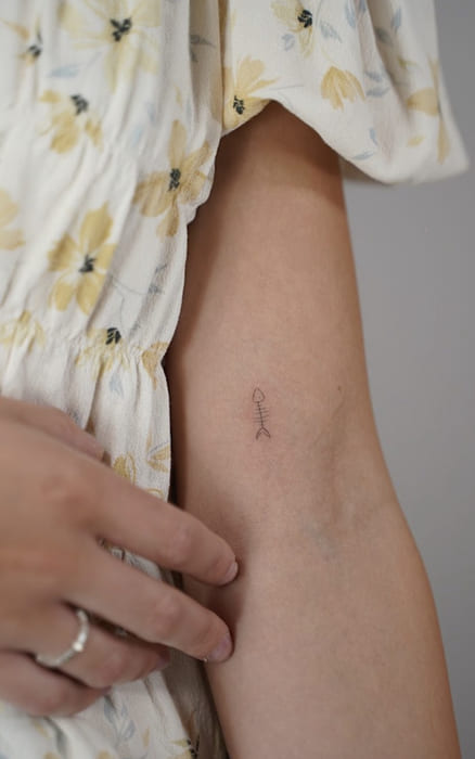 Tatuaje pequeño en linea fina para mujer