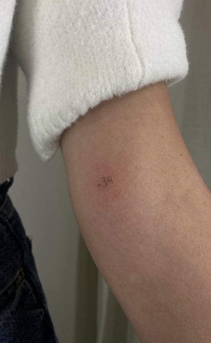 Tatuaje de números pequeños para mujer