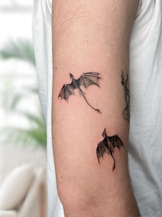 Tatuaje de varios dragones minimalistas y pequeños para mujer
