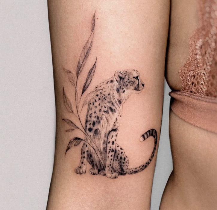 Tatuaje de un Leopardo en el antebrazo para mujer