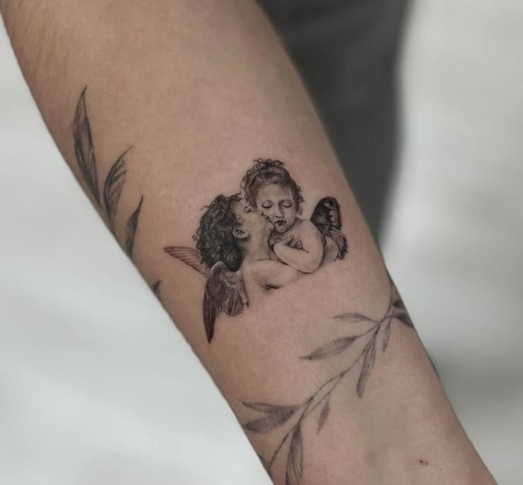 Tatuajes ángeles pequeños en el antebrazo para mujer
