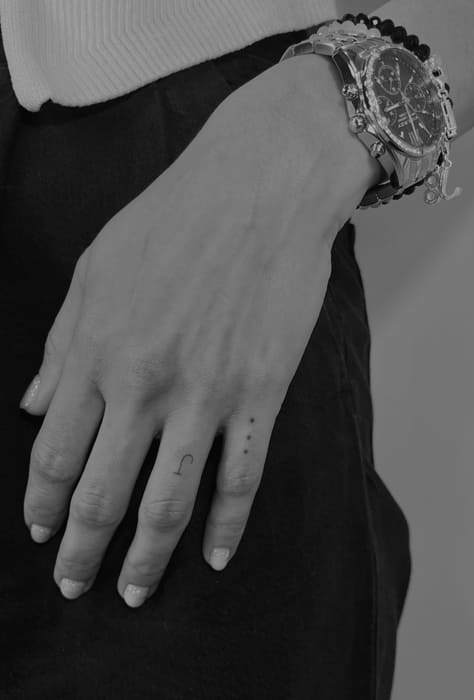 Que significan los tatuajes en las manos de las mujeres