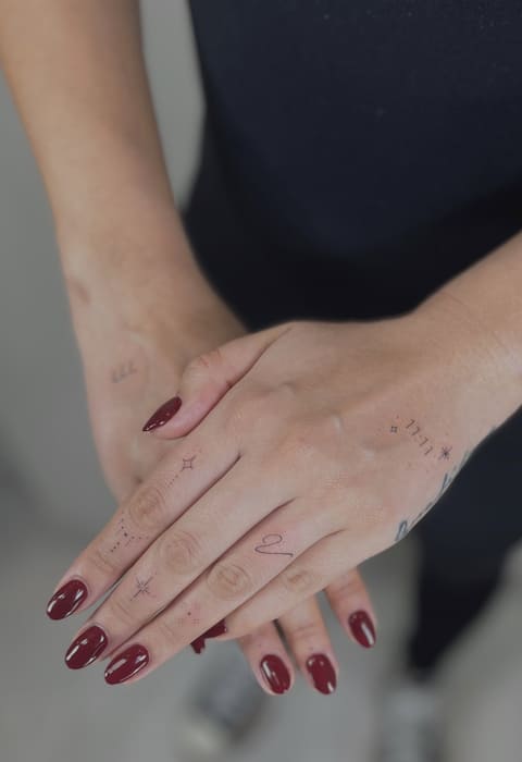 Diseño tatuajes pequeños en la mano para mujer