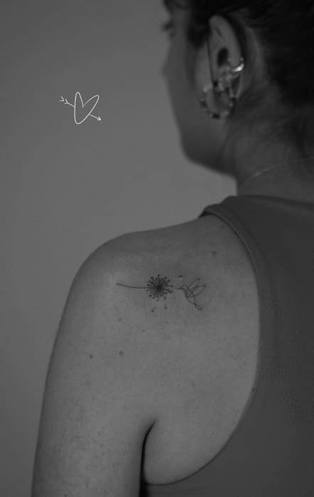 Tatuaje pequeño de mujer en la espalda 