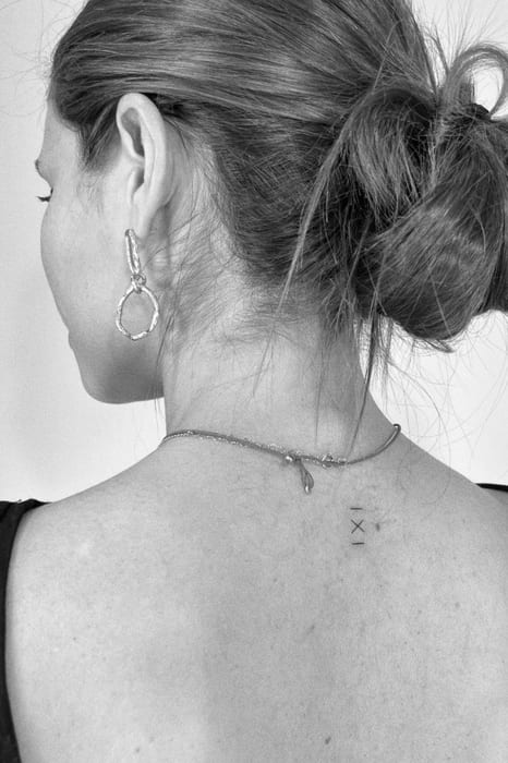 Tatuaje pequeño para mujer debajo de la nuca