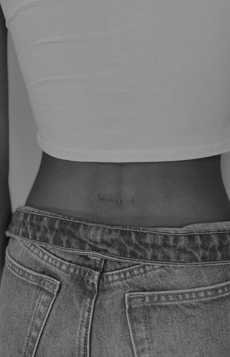 tatuaje de linea fina para mujer en la espalda