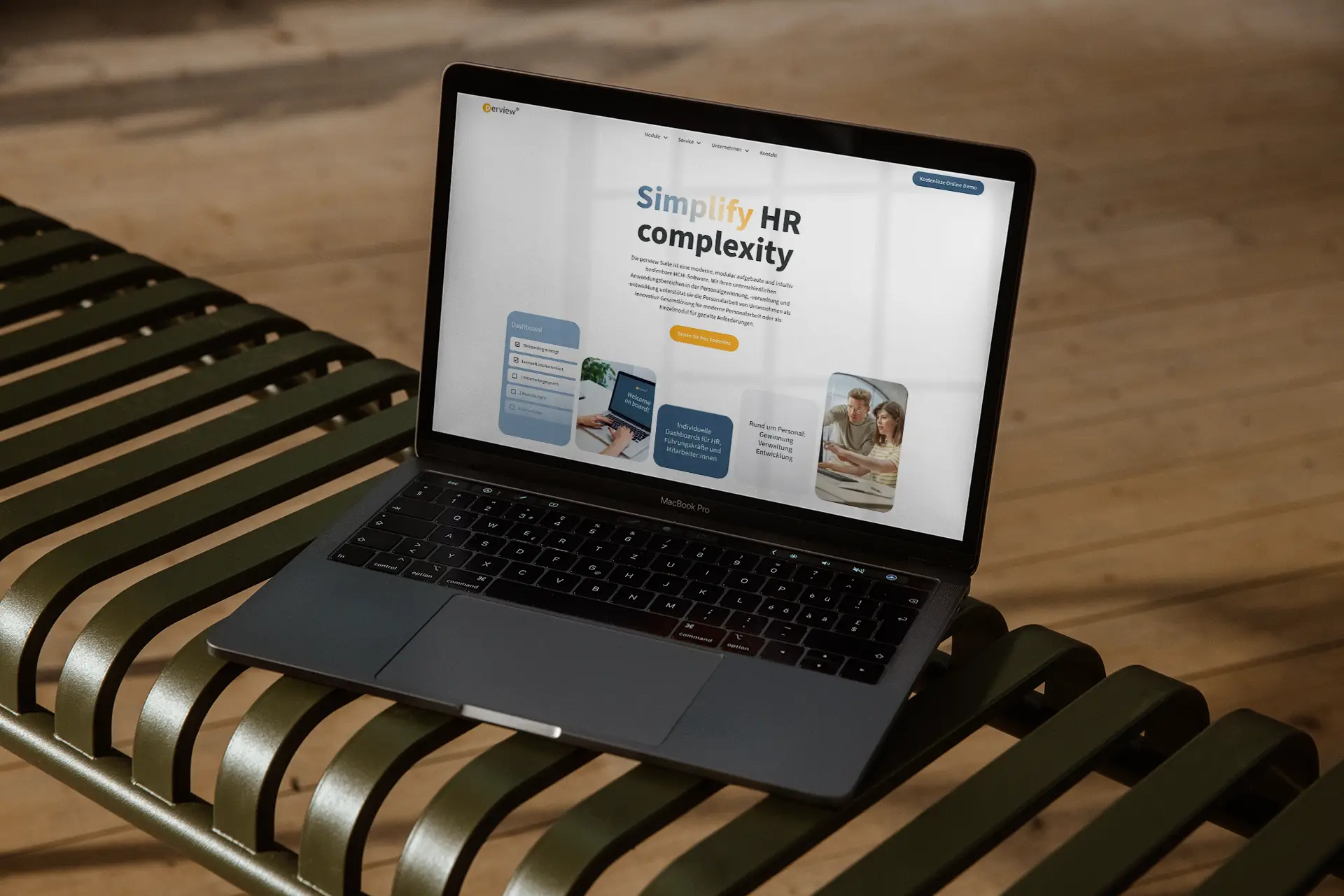 MacBook Pro auf einer grünen Parkbank mit einem geöffneten Bildschirm, der eine Webseite zur Vereinfachung von HR-Komplexität zeigt.