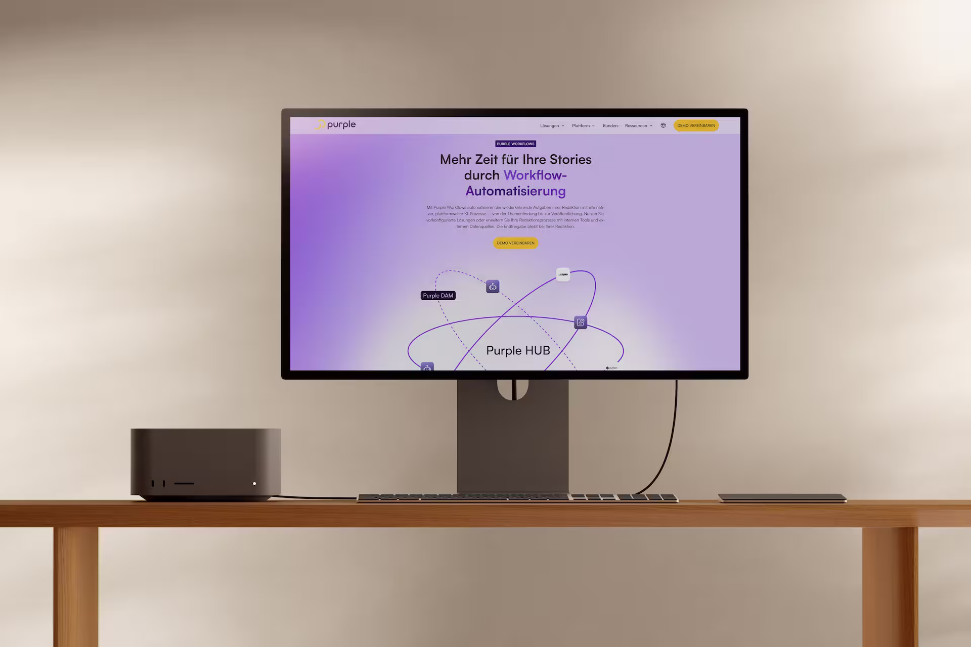 Computerbildschirm auf Schreibtisch mit Webseite für Workflow-Automatisierung von Purple.