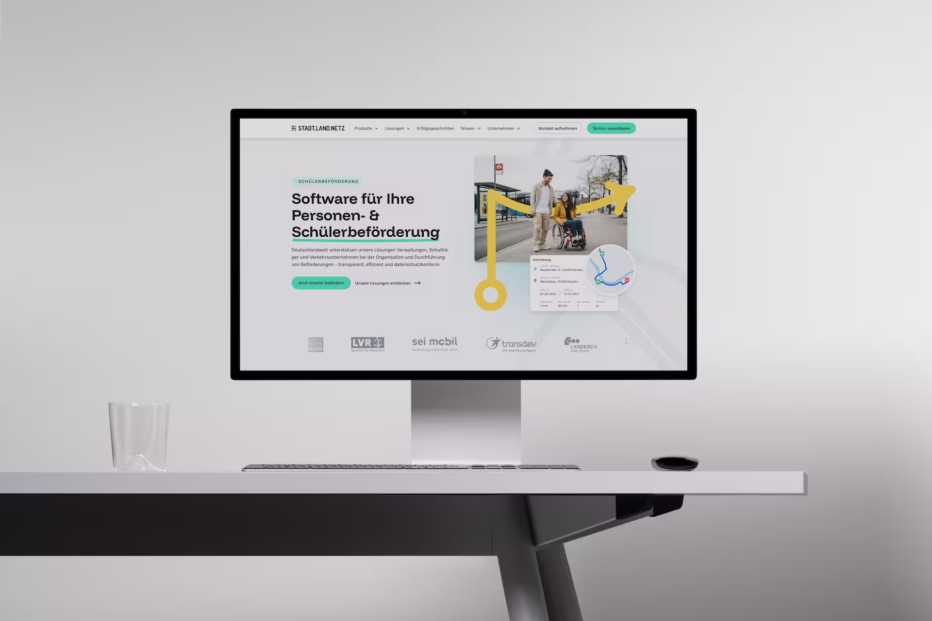Computerbildschirm zeigt Software für Personen- und Schülerbeförderung mit Grafik und Kartenansicht.