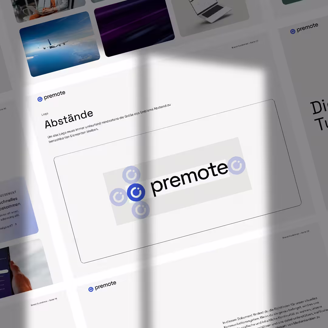 Mockups der premote-Branding-Assets zeigen neues Logo, Farbschema und UI-Elemente der Travel Compliance Automation.