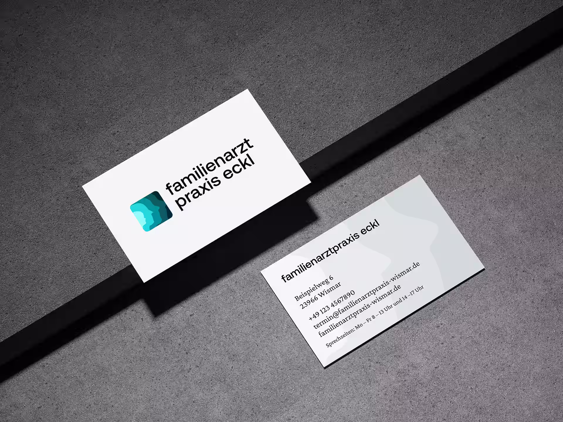 Modernes Praxis-Branding für die Familienarztpraxis Eckl in Wismar: Logo, Farbwelt, Typografie, Beschilderung und nutzerfreundliche Website.