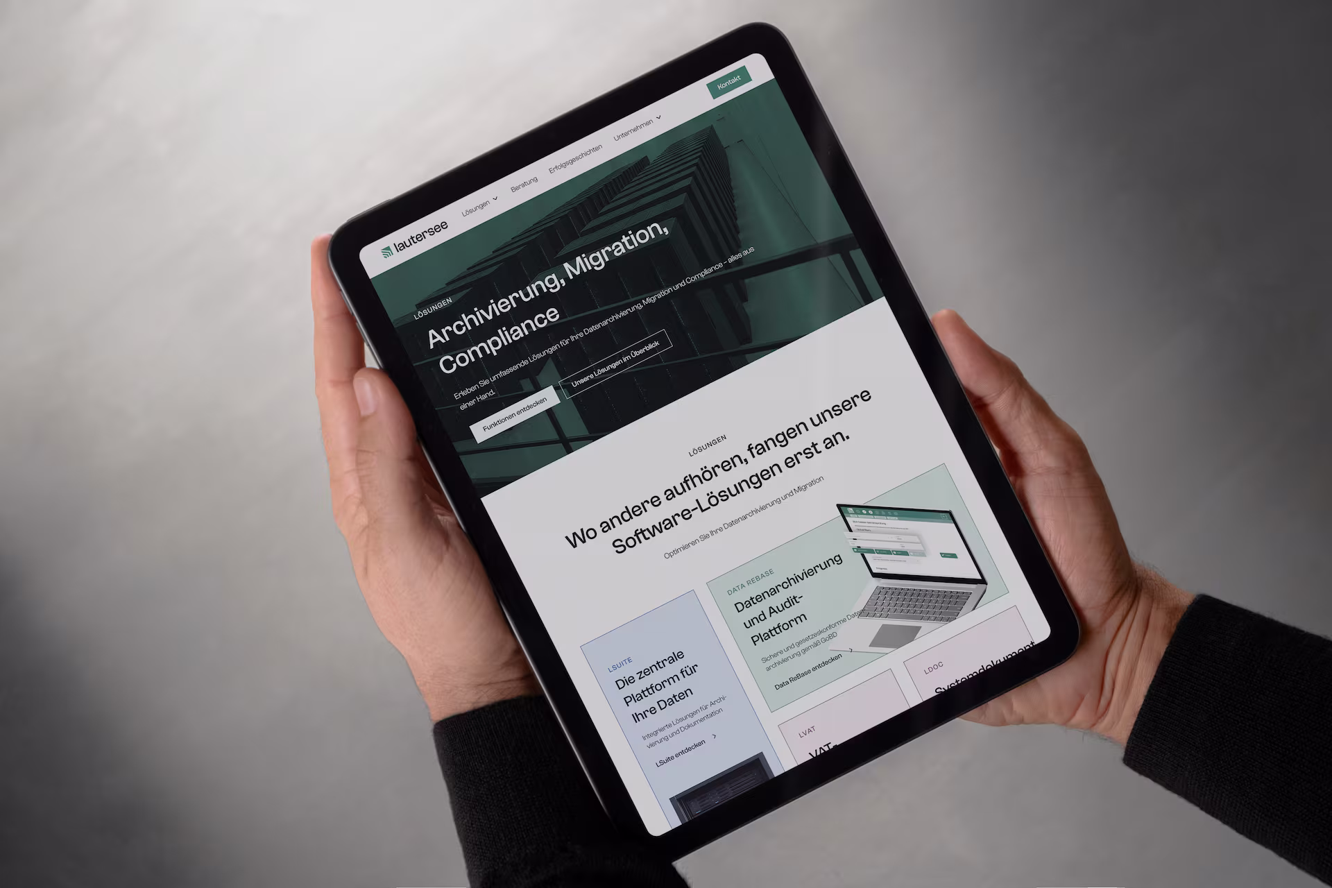 Rebranding und Webflow Website Relaunch für Lautersee, eine Compliance- und Datenarchivierungssoftware. Fokus auf klare UX, reduzierte Gestaltung, strukturierte Darstellung von Funktionen und skalierbare CMS-Architektur.