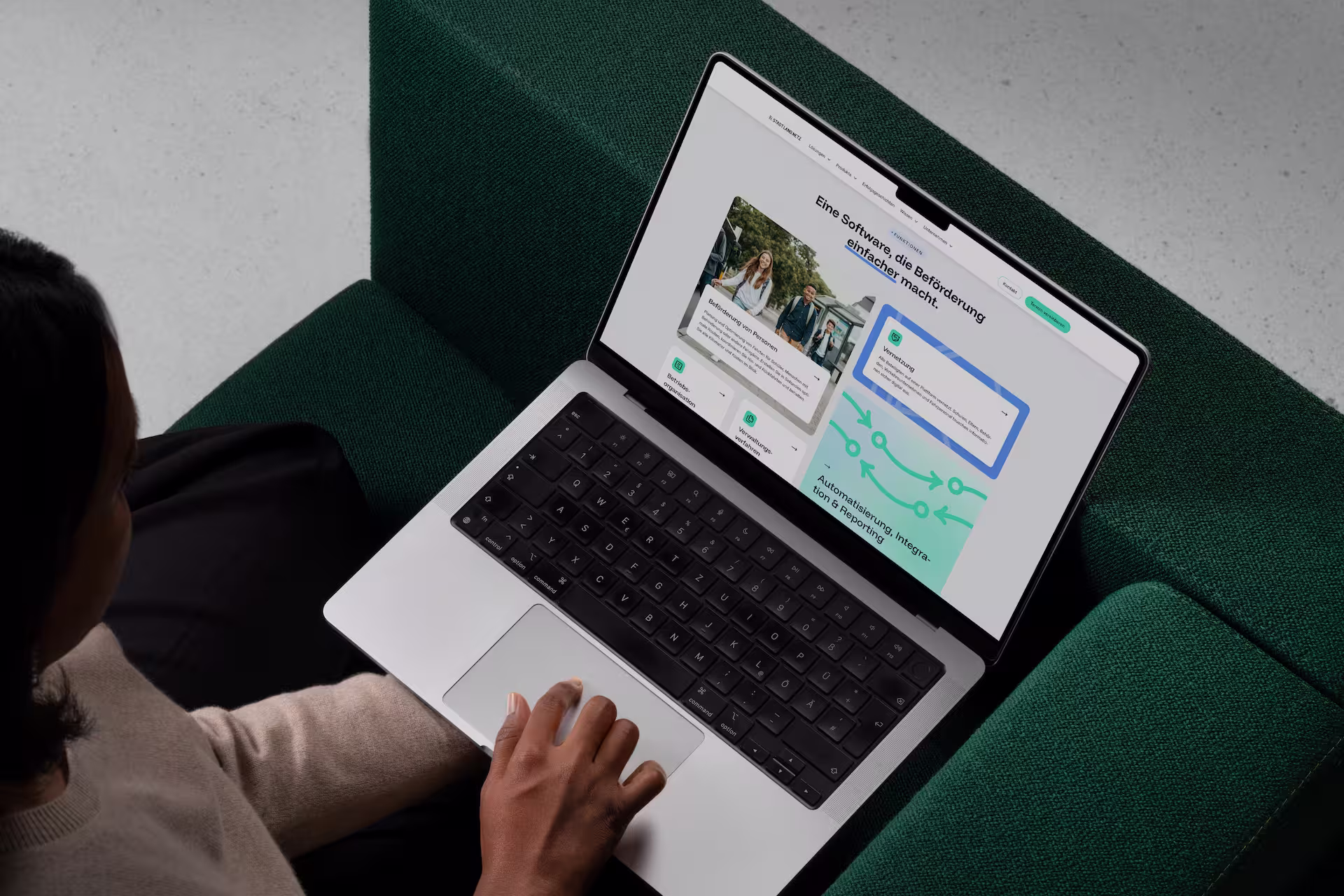 Eine Person hat einen Laptop auf dem Schoß. Auf dem Display sieht man das Website Design und die fertig umgesetzte Website von Straendhus.