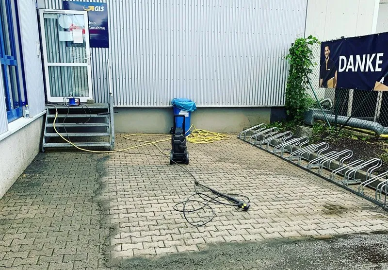 Terrassenreinigung mit einem Hochdruckreiniger. Bodenplattenreinigung, Natursteinreinigung, Betonwerkstein reinigen. Steinreinigung Lieven Services.