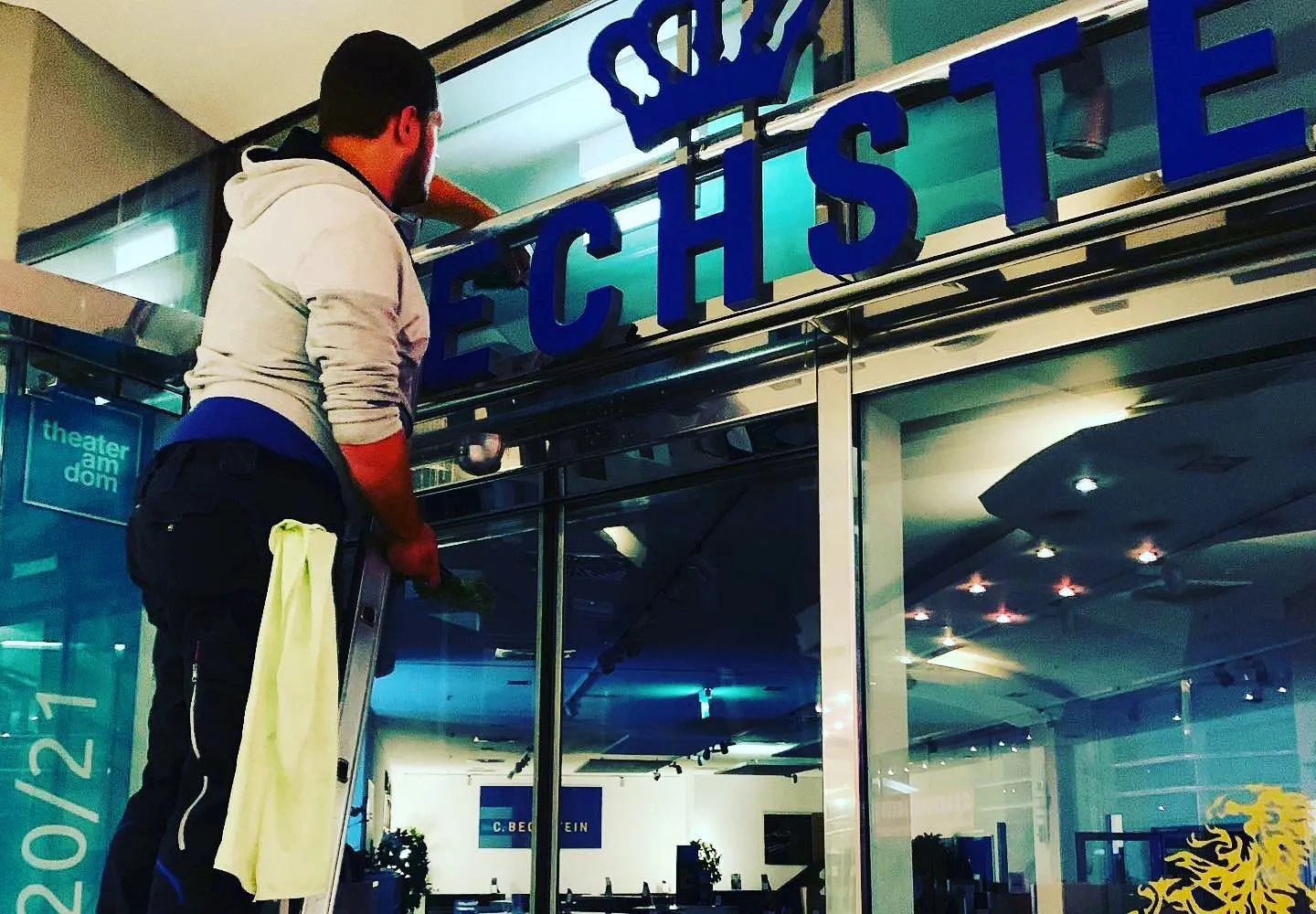 Fensterreinigung, Glasreinigung, Fensterputzer im Rhein-Erft-Kreis, Rhein-Sieg-Kreis, Köln, Bonn, Kreis Euskirchen, Kreis Düren. Glas und Gebäudereinigung Lieven Services.