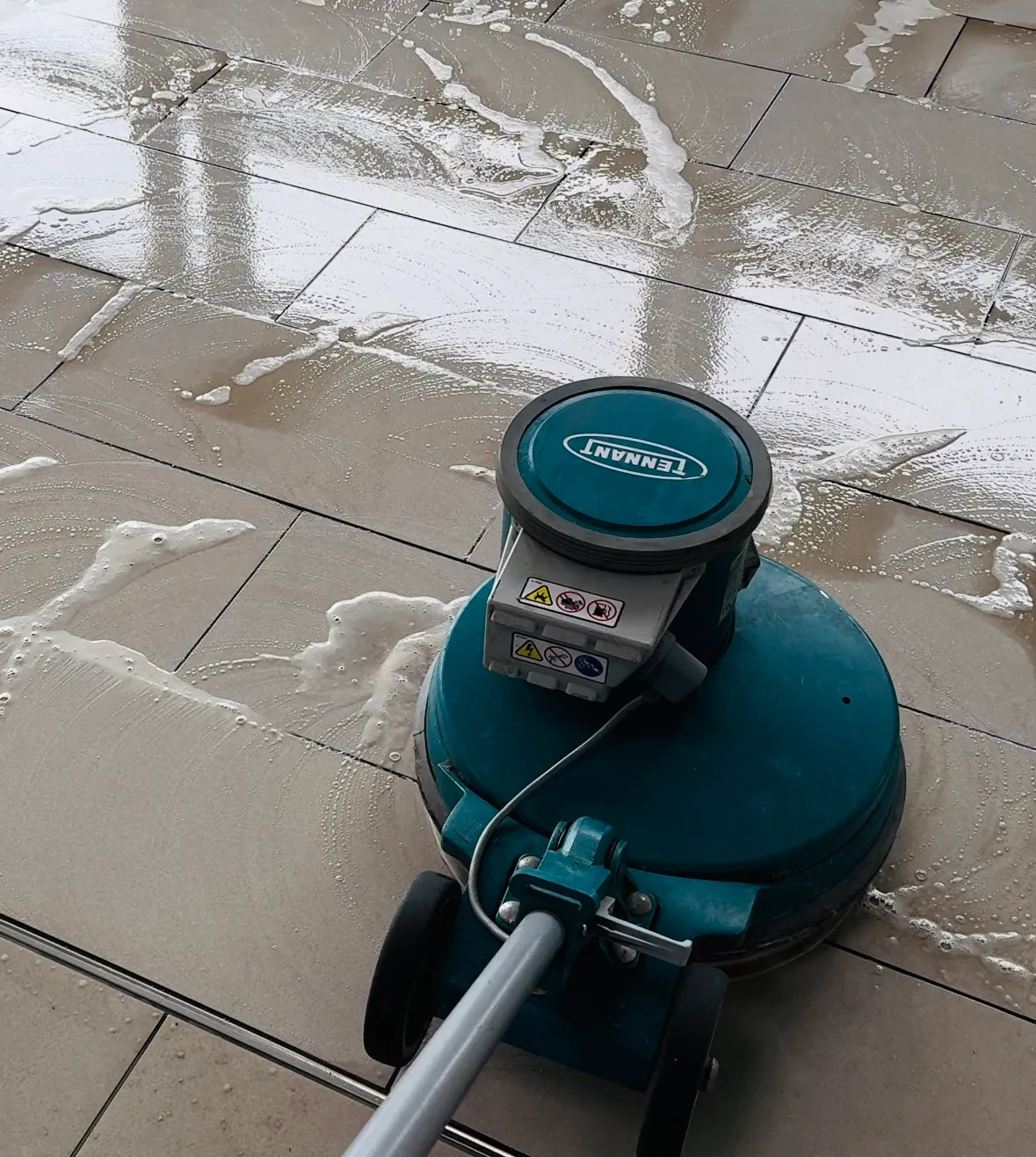 Maschinelle Grundreinigung von Feinsteinfliesen. Lieven Services Gebäudereinigung.