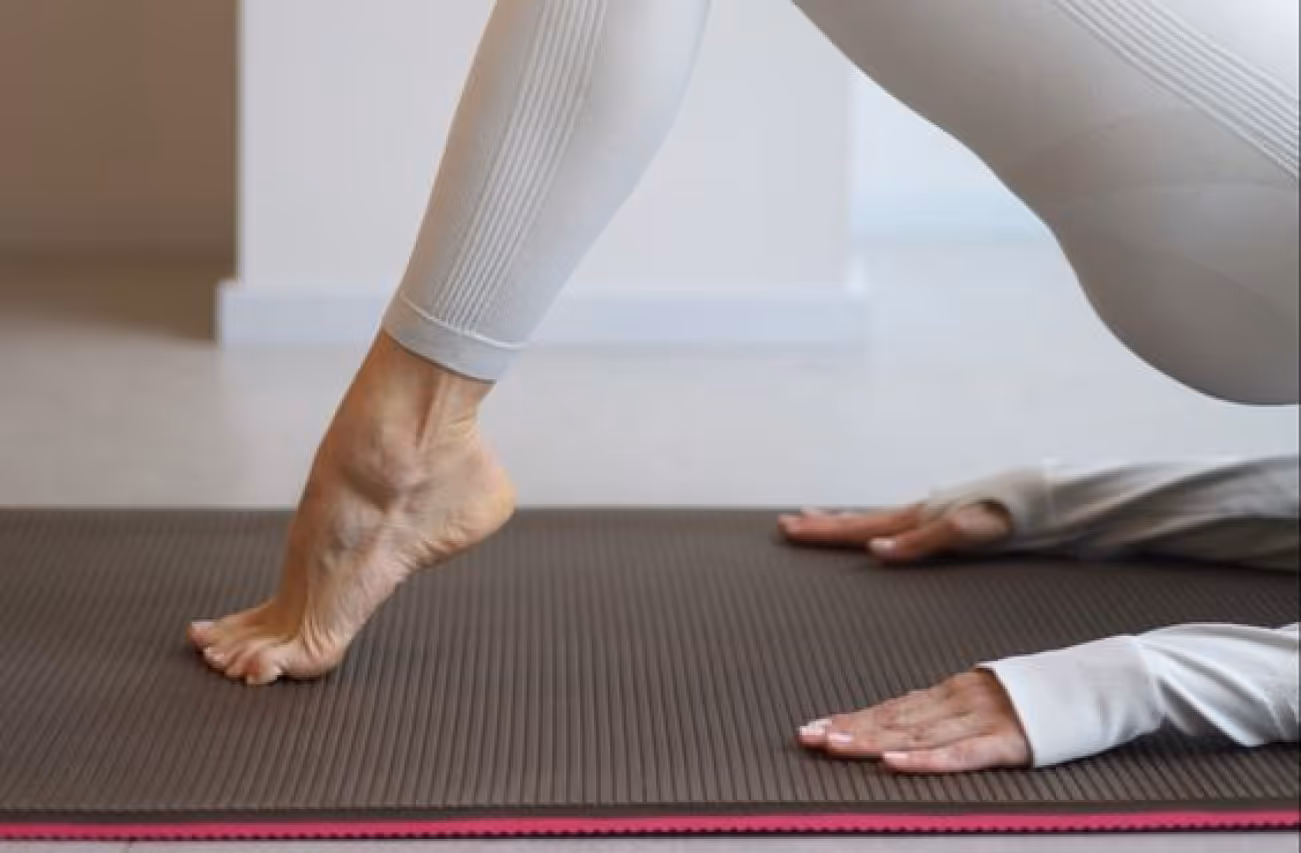 دختری در حال انجام ژست هاتا یوگا