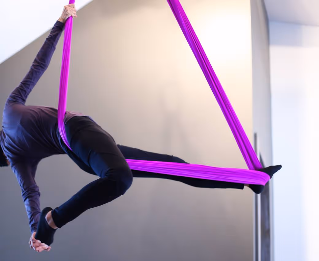 خانم در حال انجام اریال یوگا