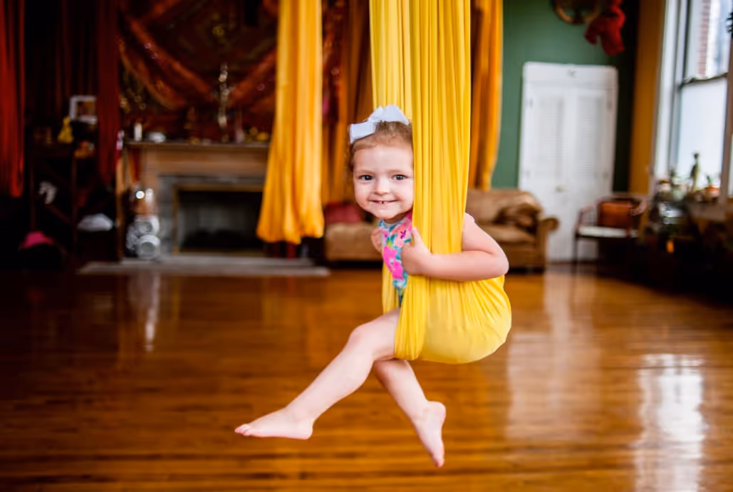 اریال یوگا برای کودکان: ورزشی شاد، مفید و متفاوت