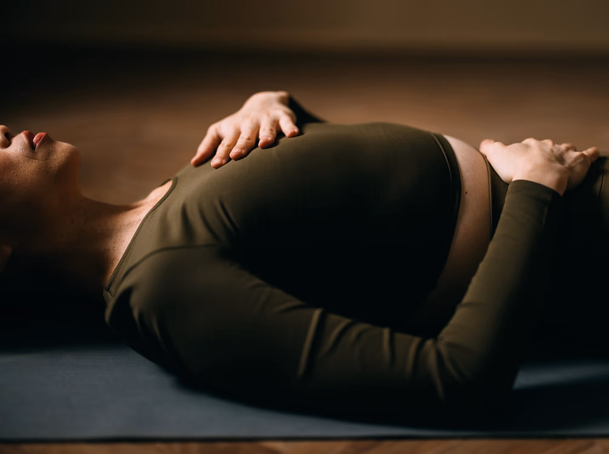 یوگا و خواب عمیق؛ تمرین‌هایی برای شب‌های پر از فکر