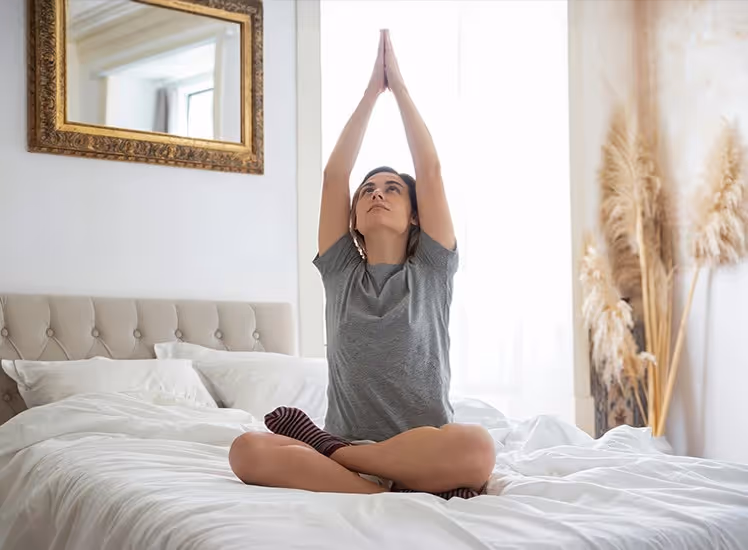 یوگا و خواب عمیق؛ تمرین‌هایی برای شب‌های پر از فکر