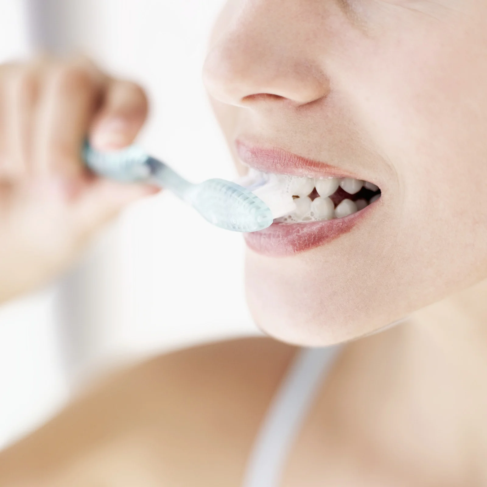 girl brushinng her teeth