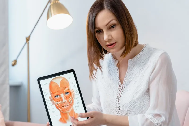  Consultation to assess facial structure and goals