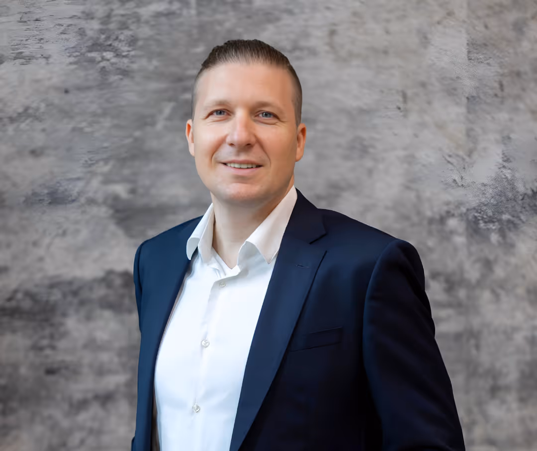 Matthias Dietrich: As the founder and managing director of foobar Agency, Matthias brings over 20 years of experience in implementing and strategizing eCommerce projects. His expertise helps companies effectively translate technological innovation into business success.