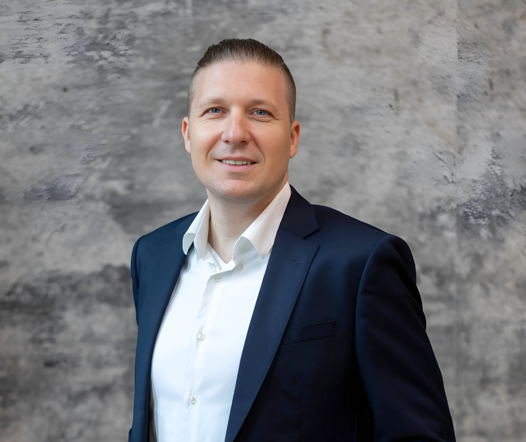 Matthias Dietrich: Als Gründer und Geschäftsführer von foobar Agency bringt Matthias mehr als 20 Jahre Erfahrung in der Implementierung und strategischen Ausrichtung von eCommerce-Projekten mit. Seine Expertise hilft Unternehmen, technologische Innovationen effektiv in den Geschäftserfolg zu überführen.