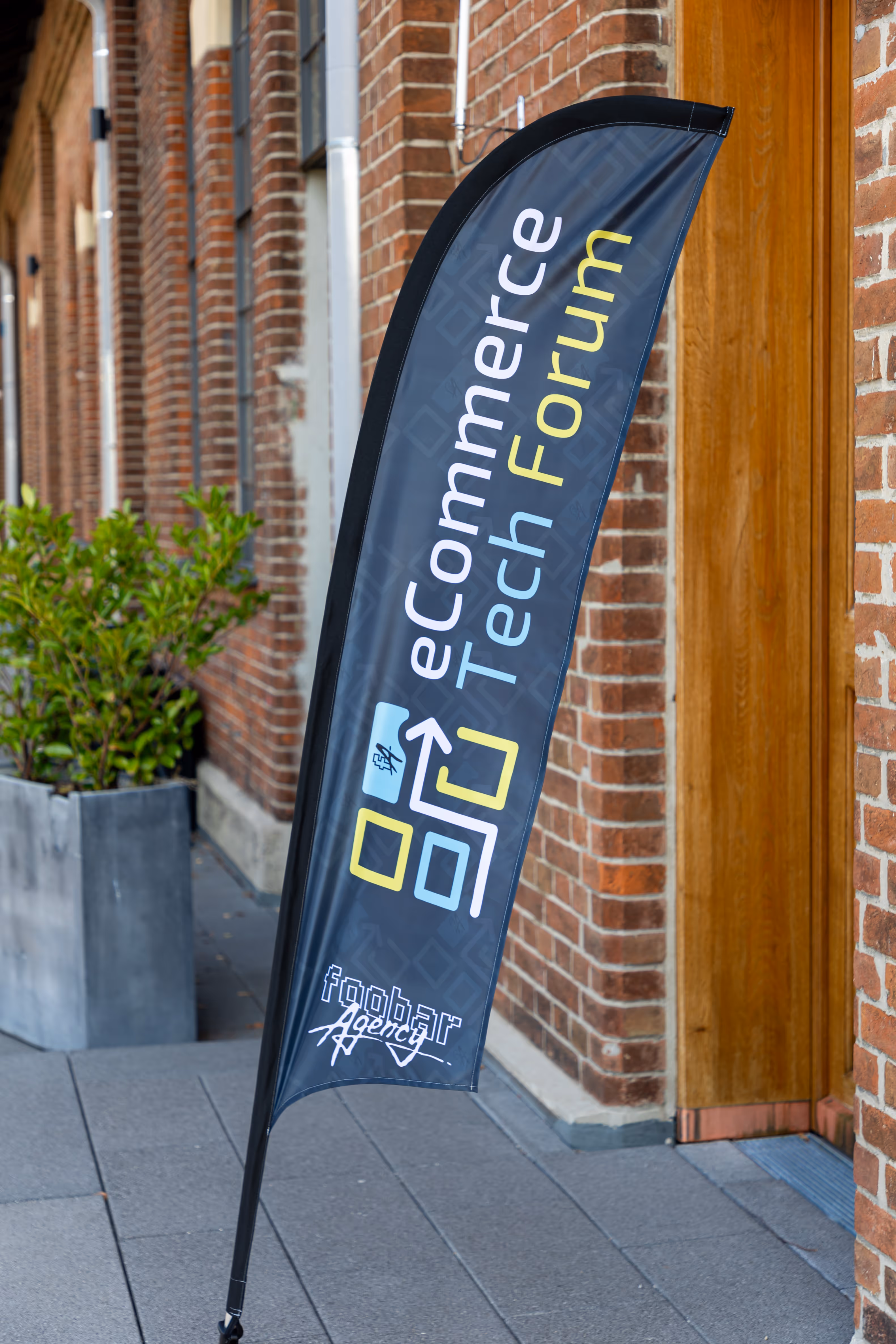 Flagge des eCommerce Tech Forum vor dem Büro der foobar Agency