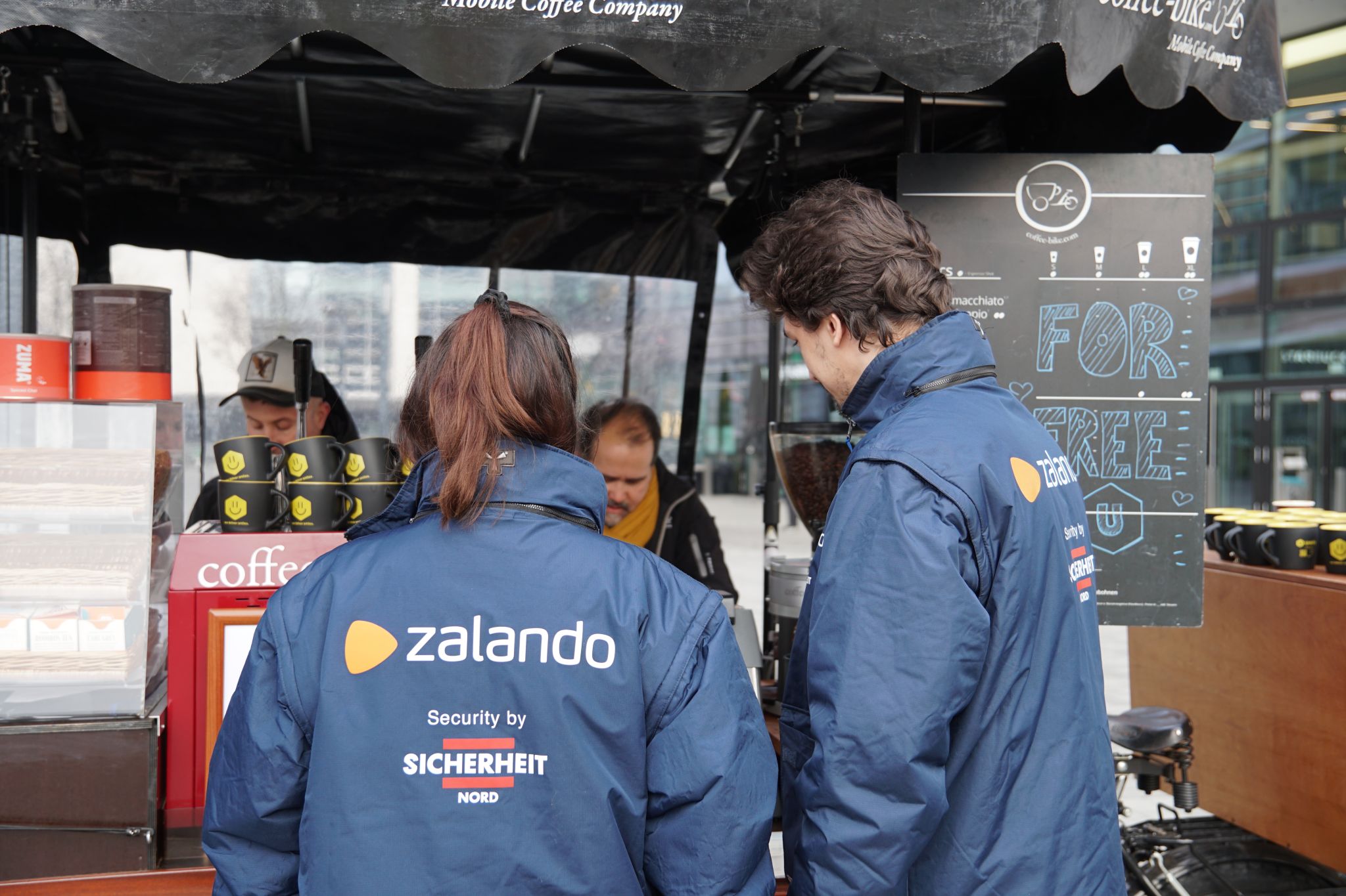 Zalando Employees infront of Urbify PopUp coffee stand