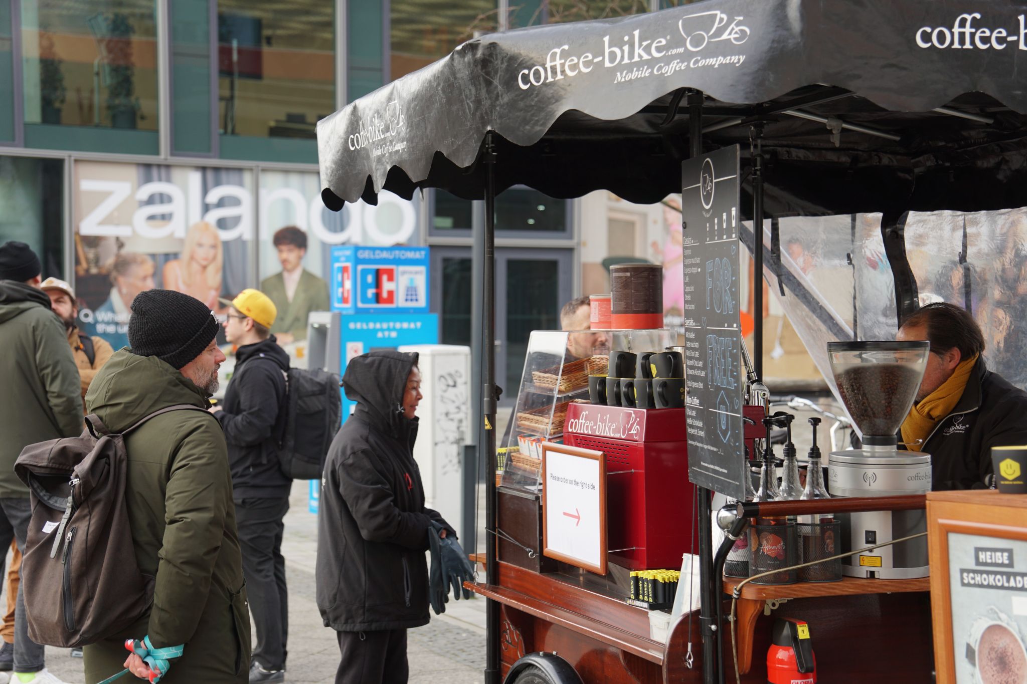 Happy people getting coffee from Urbify PopUp coffee stand
